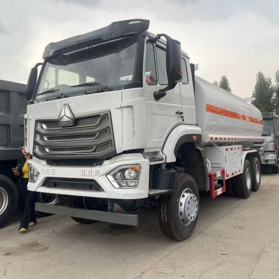 HOWO 6 × 4 water tanker 20000L